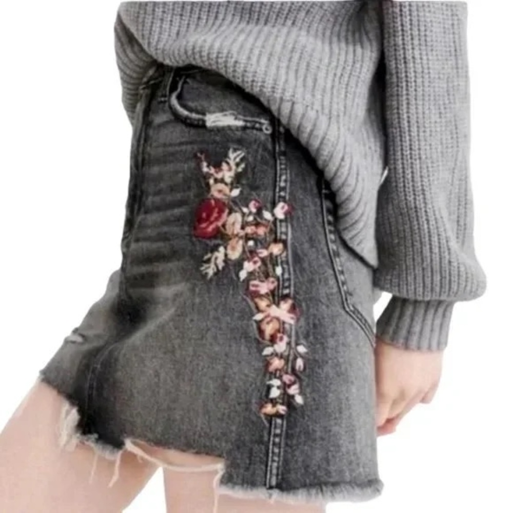 Abercrombie & Fitch Black Distressed Embroidered Denim Skirt jean mini - Picture 2 of 6